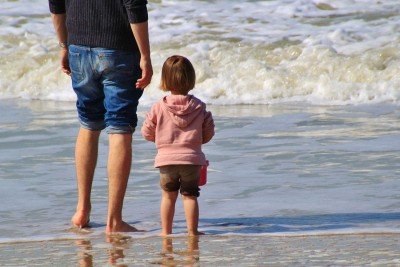 Vader en dochter op het strand