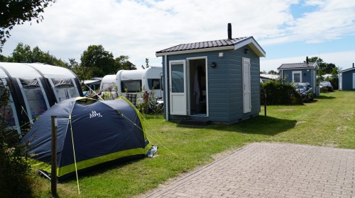 Luxe comfortplaats met privé sanitair in Burgh-Haamstede Camping Ginsterveld 1.JPG