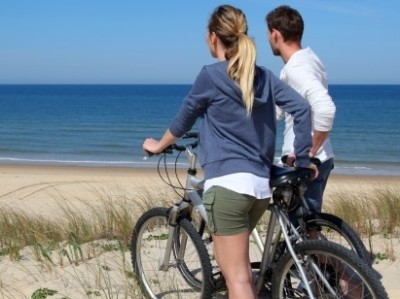 Fietsen langs het strand in Zeeland