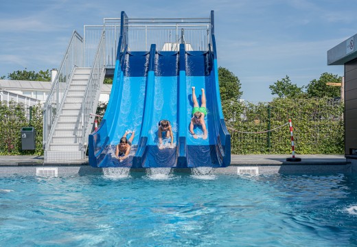 Buitenbad glijbaan