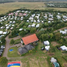 Ginsterveld dronefoto van de camping